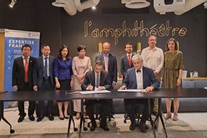 Thứ trưởng Bộ Tài chính Võ Thành Hưng và Giám đốc AFD toàn cầu Philippe Orliange ký Thỏa thuận hợp tác (Ảnh: TTXVN)