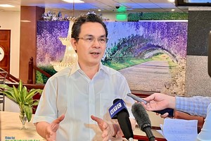 GS.TS Hoàng Văn Cường, Uỷ viên Uỷ ban Tài chính Ngân sách của Quốc hội trả lời Báo Đầu tư Chứng khoán bên lề Diễn đàn sáng 19/7 (Ảnh: M.Minh)