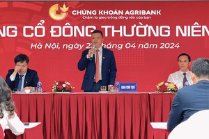 Chủ tịch HĐQT Agriseco Phan Văn Tuấn trả lời chất vấn của cổ đông tại Đại hội đồng cổ đông 2024 sáng 22/4 (Ảnh: M.M)