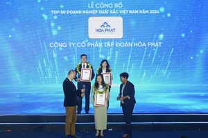 Ban Tổ chức trao chứng nhận cho bà Trần Thị Thu Hiền, Phó tổng giám đốc Tập đoàn Hòa Phát