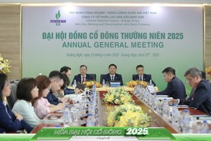 Đoàn chủ tịch điều hành Đại hội: Ông Bùi Ngọc Dương - Chủ tịch HĐQT BSR (ngồi giữa); ông Khương Lê Thành - Thành viên HĐQT (bên trái); ông Hạng Anh Minh – Thành viên độc lập HĐQT (bên phải)