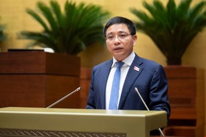 Bộ trưởng Bộ Tài chính Nguyễn Văn Thắng trình bày Dự án Luật sửa đổi, bổ sung một số điều của Luật Doanh nghiệp sáng 9/5 (Ảnh: QH)