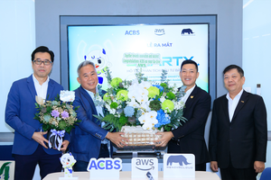 Từ phải qua trái: Ông Đỗ Minh Toàn (ACBS), ông Nguyễn Đức Hoàn (ACBS), Ông Eric Yeo (AWS), ông Vincent Toh (Renova Cloud) 