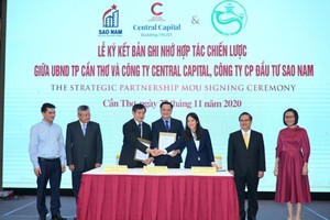 Bà Trần Thị Dịu Hòa (Phải) cùng đại diện UBND TP. Cẩn Thơ ký kết bản ghi nhớ hợp tác chiến lược (ảnh: Trọng Tín)