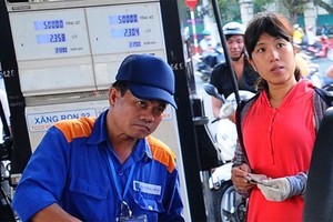 Trái với dự báo tăng, giá xăng bất ngờ giảm nhẹ