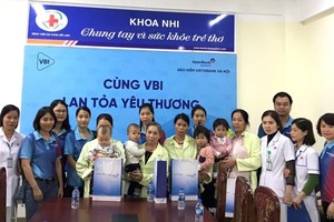 Công ty Bảo hiểm VietinBank Hà Nội (VBI Hà Nội) đã đến thăm hỏi, tặng quà cho những bệnh nhân nhi ở Bệnh viện Đa khoa Mê Linh