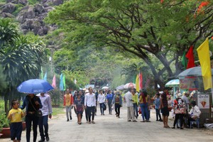 Tức Dụp luôn thu hút du khách vào các dịp Lễ, Tết