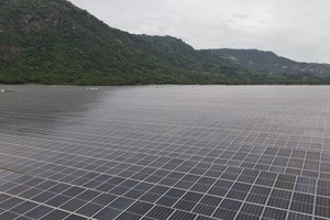 Kinh đô điện mặt trời dưới chân núi Cấm