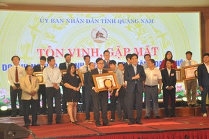 Đại diện nhà máy Number One Chu Lai nhận bằng khen của UBND tỉnh Quảng Nam