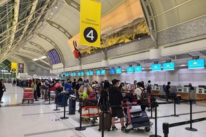 Hành khách làm thủ tục tại sân bay Toronto Pearson (Canada)