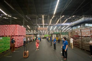 Phó tổng giám đốc Tân Hiệp Phát, bà Trần Uyên Phương và cán bộ nhân viên tổ chức sinh hoạt chung trong thời gian “3 tại chỗ”