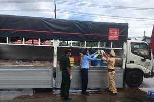 Phát hiện xe "luồng xanh" chở thuốc lá nhập lậu nguỵ trang hàng nông sản