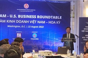 Chủ tịch UBND tỉnh Phú Thọ Bùi Văn Quang mời gọi các doanh nghiệp, nhà đầu tư Mỹ tại Hội nghị xúc tiến đầu tư vào tỉnh Phú Thọ.