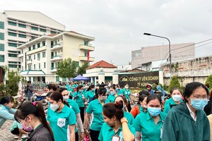 Gần 1.200 công nhân của công ty da giày Tỷ Hùng bị sa thải vì công ty không có đơn hàng.