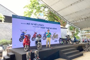 Các sản phẩm xe máy điện ngày càng đa dạng góp phần thúc đẩy người tiêu dùng sử dụng phương tiện giao thông thân thiện với môi trường hơn.