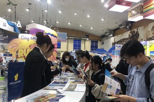 Xếp hàng săn vé giá máy bay, tour du lịch giá rẻ tại Hội chợ Du lịch quốc tế 2023