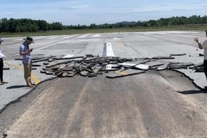 Sự cố nứt đường băng ở sân bay Vinh (Nghệ An) ngày 3/7 khiến các hãng phải hủy các chuyến bay đến đây.