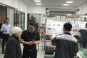 Bộ trưởng Tài chính Mỹ Janet Yellen thăm khu vực sản xuất pin tại nhà máy sản xuất xe máy điện Selex Motor. Trong ảnh CEO Selex Motors Nguyễn Hữu Phước Nguyên giới thiệu với Bộ trưởng Tài chính Mỹ về quy trình sản xuất pin của công ty.