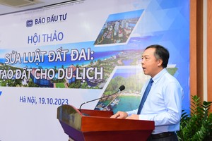 Ông Lê Trọng Minh, Tổng Biên tập Báo Đầu tư phát biểu tại hội thảo "Sửa Luật Đất đai: Tạo đất cho du lịch". Ảnh Dũng Minh