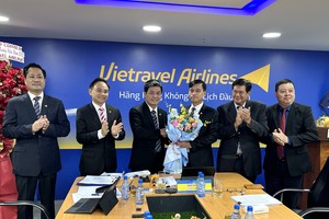 Ông Nguyễn Quốc Kỳ (thứ 3 từ trái qua), Chủ tịch HĐQT Vietravel Airlines tặng hoa cho ông Vũ Đức Biên (thứ 3 từ phải qua) tại ngày ông Biên rời vị trí Thành viên HĐQT Vietravel Airlines