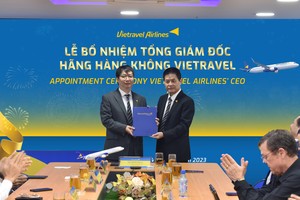 Ông Nguyễn Minh Hải (bên trái) nhận quyết định bổ nhiệm Tổng giám đốc Vietravel Airlines ngày 24/10/2023.