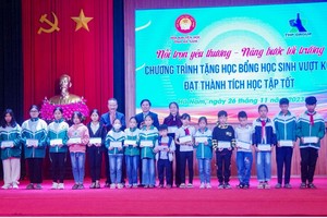 Các em học sinh vượt khó học tập tốt đã được trao tận tay học bổng 2 triệu đồng mỗi em.