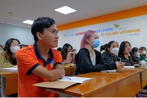 Nguyễn Ngọc Nhứt hiện đang là sinh viên Đại học Công nghệ TP.HCM dù bị cụt cả hai tay nhưng vẫn vươn lên mạnh mẽ với tinh thần không gì là không thể, truyền động lực tích cực đến với mọi người.