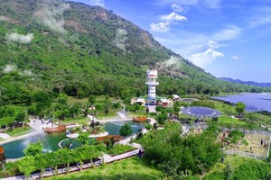 Toàn cảnh nắng mai ở Khu du lịch Điện mặt trời An Hảo.