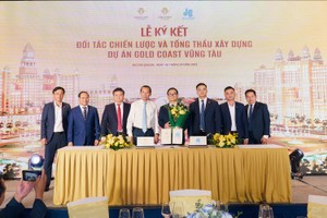 Đại diện Ban Lãnh đạo Hòa Bình và Tập đoàn Gold Coast Holdings tại buổi ký kết.