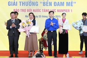 Nguyễn Mỹ Linh nhận giải thưởng “Bền Đam Mê” do báo Tiền Phong tổ chức với sự đồng hành của Number 1. (Ảnh:NVCC).