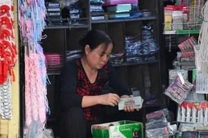 Hộ kinh doanh có nhiều lo lắng vì hộ khoán đang trong “vùng an toàn” phải chuyển sang kê khai. Ảnh Hoàng Anh.