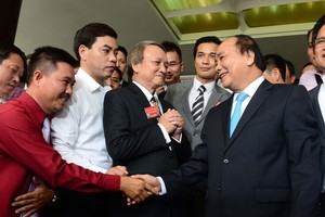 Thủ tướng Chính phủ Nguyễn Xuân Phúc gặp mặt doanh nghiệp tại Hội nghị Thủ tướng với Doanh nghiệp năm 2016 (ảnh VCCI)