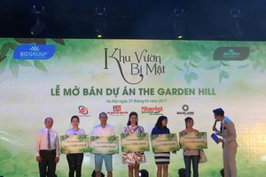 Những khách hàng may mắn trúng thưởng tại buổi lễ mở bán ngày 27/5