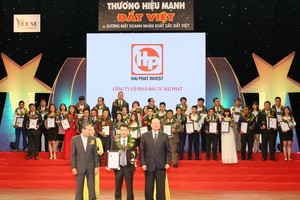 Ông Phạm Minh Tuấn – Phó TGĐ Hải Phát Invest vinh dự lên nhân giải thưởng