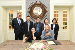 Bà Nguyễn Ngọc Mỹ - Giám đốc điều hành CTCP Đầu tư Alphanam và Kiến trúc sư Bill Bensley ký hợp đồng dịch vụ thiết kế dự án JW Marriott Sapa Resort & Spa

