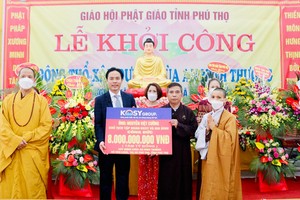 Ông Nguyễn Việt cường - Chủ tịch Tập đoàn Kosy và gia đình công đức 8 tỷ đồng xây dựng chùa An Ninh Thượng.