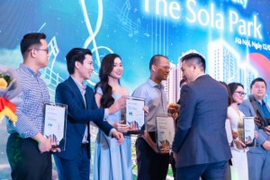 Bà Lương Giang – Tổng Giám Đốc của CTCP Megan Holdings nhận chứng nhận vinh danh từ chủ đầu tư dự án
