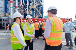 Các nhà đầu tư, chuyên gia tham quan Nhà máy điện Nhơn Trạch 3&4