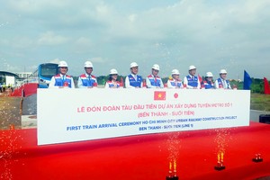 Lãnh đạo TP.HCM chính thức đón nhận đoàn tàu đầu tiên của tuyến Metro số 1 (Bến Thành - Suối Tiên).