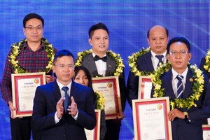 Ông Trần Thế Anh, Tổng Giám đốc Thắng Lợi Land – công ty thành viên Tập đoàn BĐS Thắng Lợi (đứng giữa) vinh dự nhận giải thưởng FAST500 chiều ngày 22/4