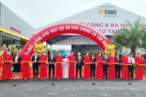 Đại diện chủ đầu tư và chính quyền địa phương, cùng các đối tác liên quan cắt băng khởi công dự án.