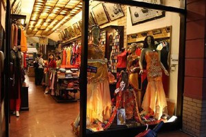 Việc “nhập nhằng” xuất xứ khăn lụa của Tập đoàn Khaisilk đã làm ảnh hưởng nghiêm trọng đến uy tín của thương hiệu Việt.