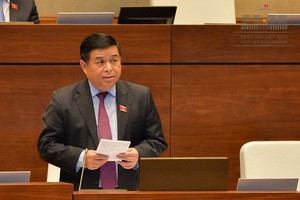 Bộ trưởng Bộ Kế hoạch và Đầu tư Nguyễn Chí Dũng giải trình trước Quốc hội về tăng trưởng kinh tế tại phiên thảo luận về tình hình thực hiện Kế hoạch phát triển kinh tế - xã hội và ngân sách nhà nước năm 2017 và dự kiến năm 2018