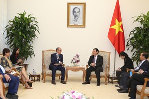 Phó Thủ tướng Vương Đình Huệ tiếp ông Johan Vande Lanotte. Ảnh: VGP/Thành Chung