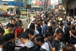 Khác với cảnh xếp hàng tại Singapore, việc mua bán iPhone X ở Hong Kong tỏ ra lộn xộn hơn vì dân buôn tập trung thành "chợ đen" tự phát ngay lề đường để phục vụ cho những người muốn mua sớm. Ảnh: Ezone.