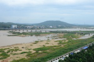 Sông Trà Khúc thường xuyên bị kiệt nước là bất lợi cho Quảng Ngãi thực hiện đồ án quy hoạch đô thị hướng sông, mở rộng về hướng biển. Ảnh: Hà Minh.