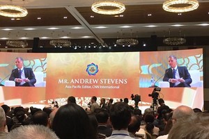 Ông Andrew Stevens, Tổng biên tập Khu vực châu Á – Thái Bình của CNN điều phối Phiên Tương lại của toàn cầu hóa.