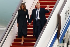 Tổng thống Mỹ Donald Trump đặt chân tới Bắc Kinh. Ảnh: AFP.