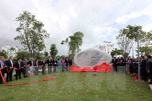 Các đại biểu thực hiện hiện nghi thức khai trương Công viên APEC. (Ảnh: TTXVN)