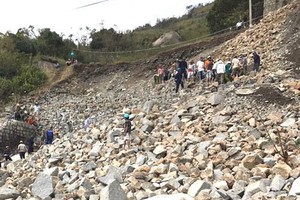 Một trong những điểm sạt lở qua khu vực Đèo Cả (Phú Yên). Ảnh: Anh Duy